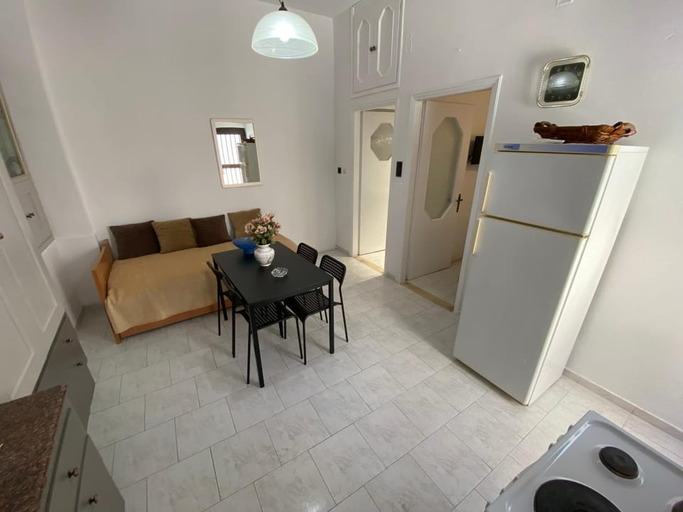 Kitchen or kitchenette, Seating area, Dining area
