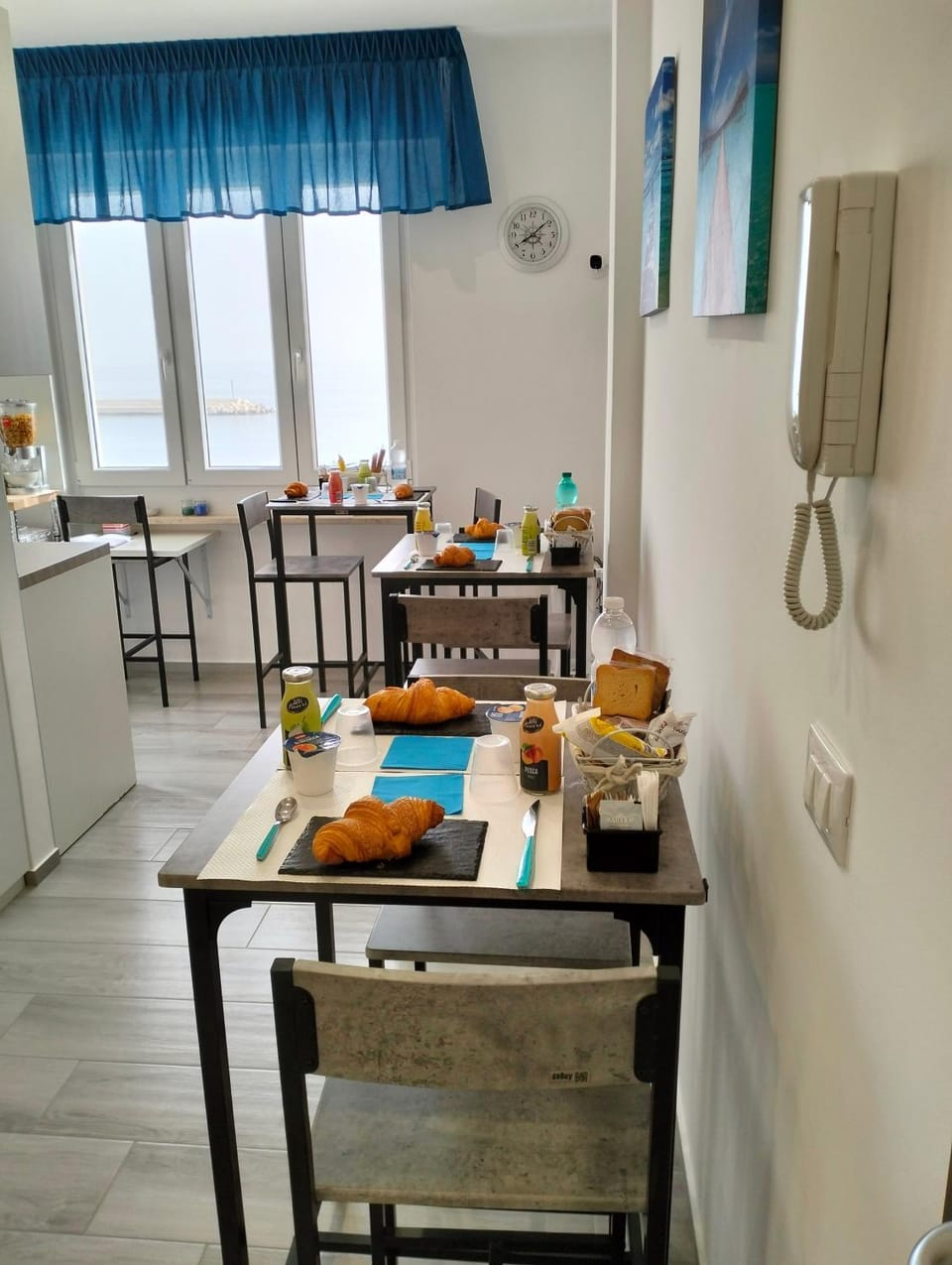 Kitchen or kitchenette, Living room, Food