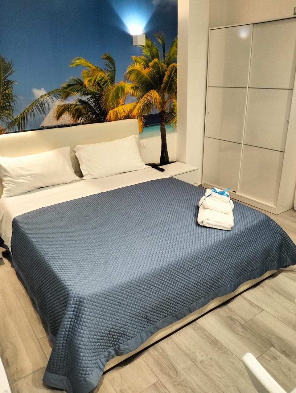 Bed, Bedroom, towels