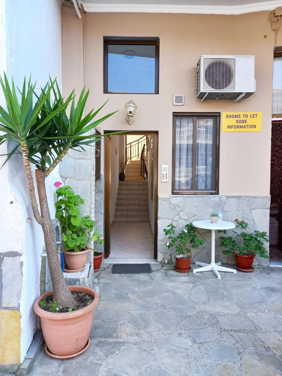 Facade/entrance