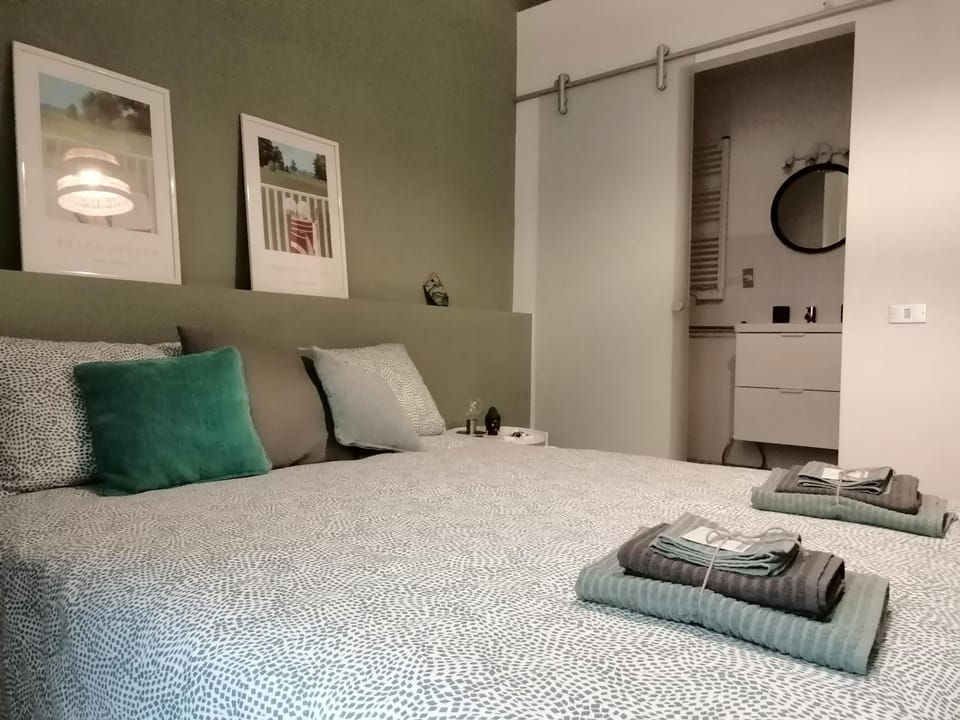 Bathroom, Bedroom, towels, wardrobe, air conditioner