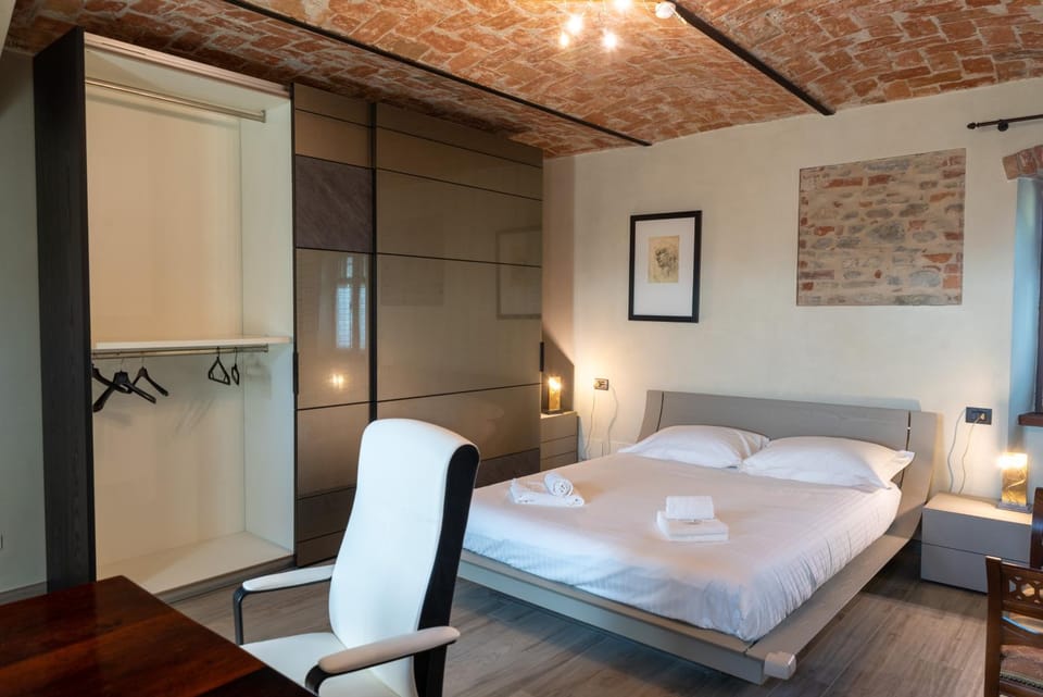 Bed, Photo of the whole room, Seating area, Bedroom, wardrobe