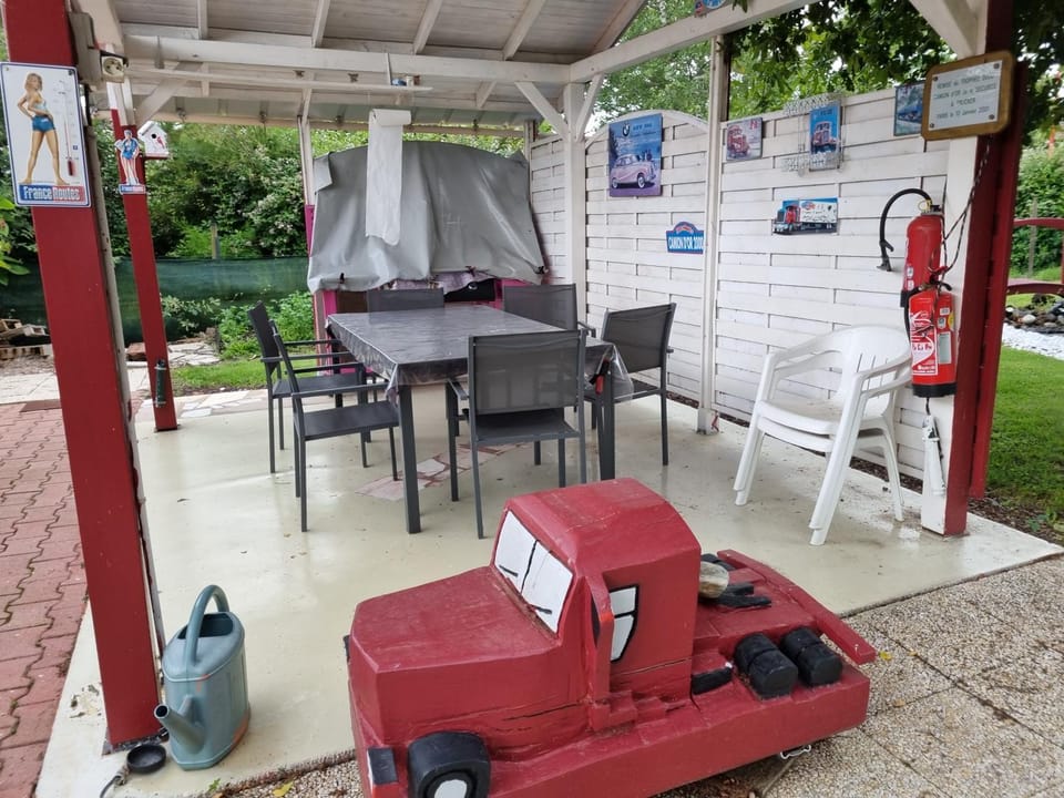 Patio, Dining area