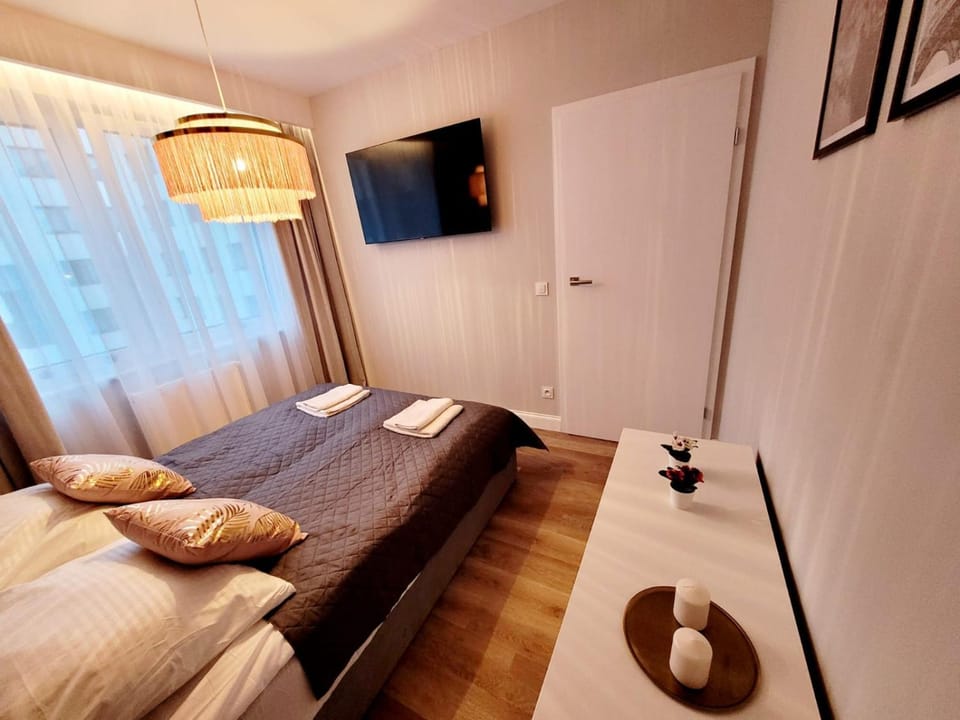 Bed, TV and multimedia, Photo of the whole room, Bedroom