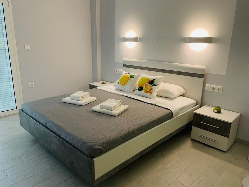 Bed, Bedroom, towels