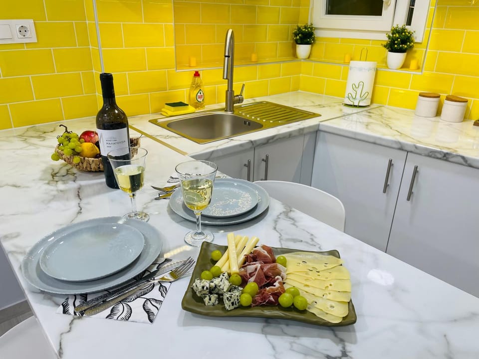 Kitchen or kitchenette, Food and drinks, Dining area