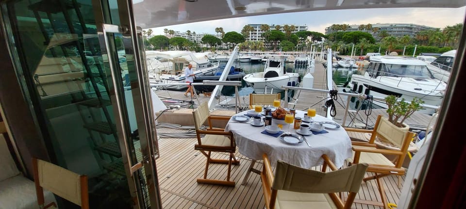Restaurant/places to eat, City view, City view, Sea view, Sea view, Breakfast