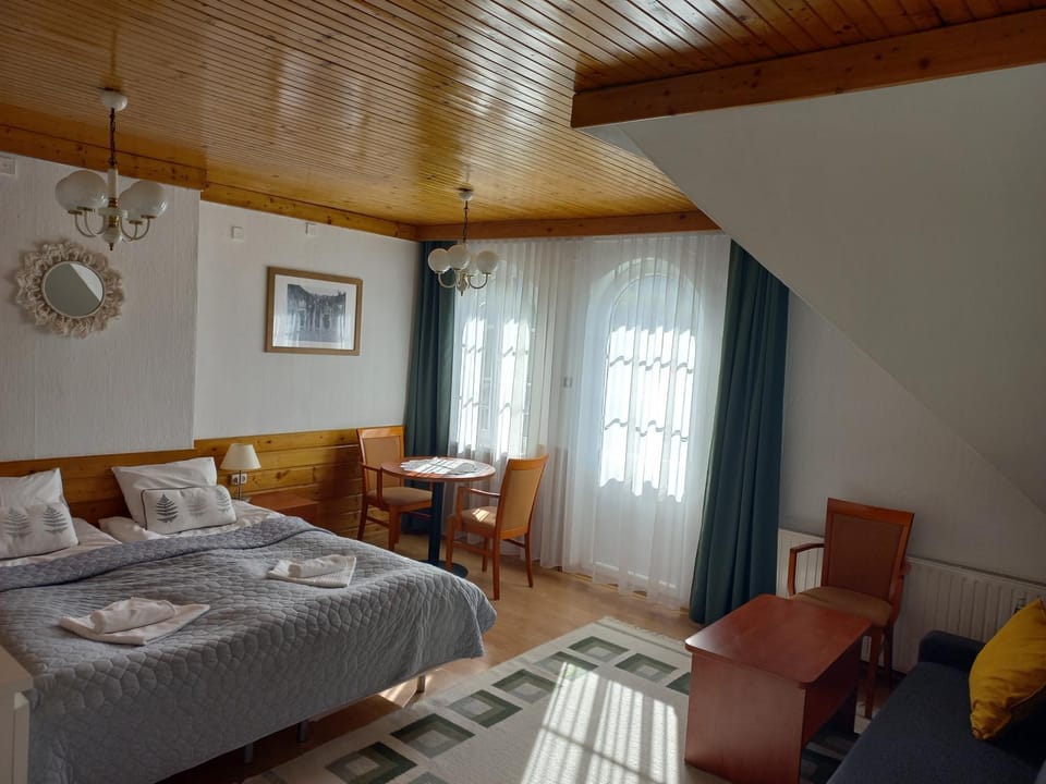 Bed, Photo of the whole room, Seating area, Bedroom, towels