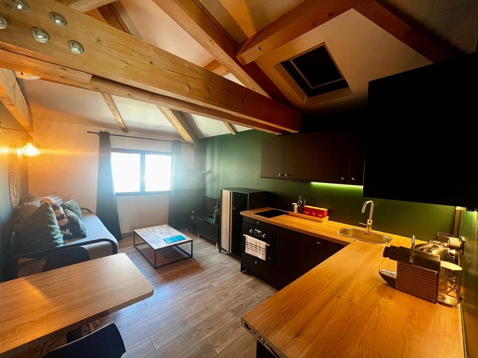 TV and multimedia, Kitchen or kitchenette, Living room, Seating area