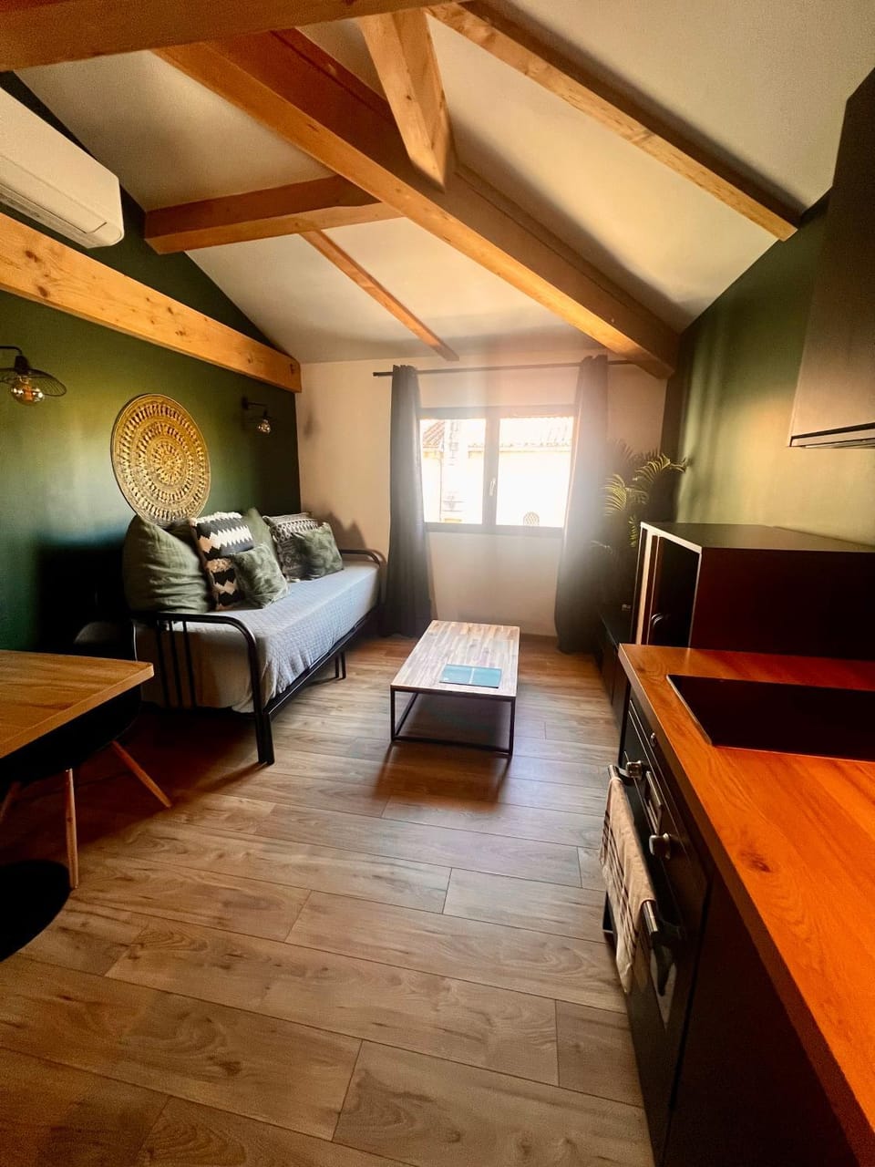 Bed, TV and multimedia, Living room, Photo of the whole room, Seating area, Bedroom