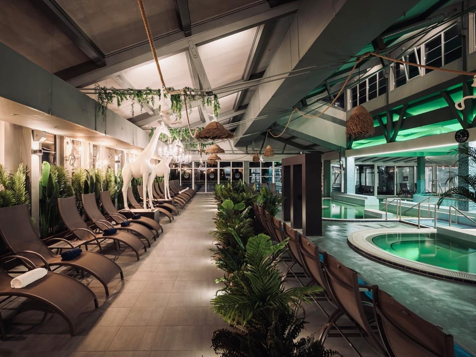 Pool view, Swimming pool, sunbed