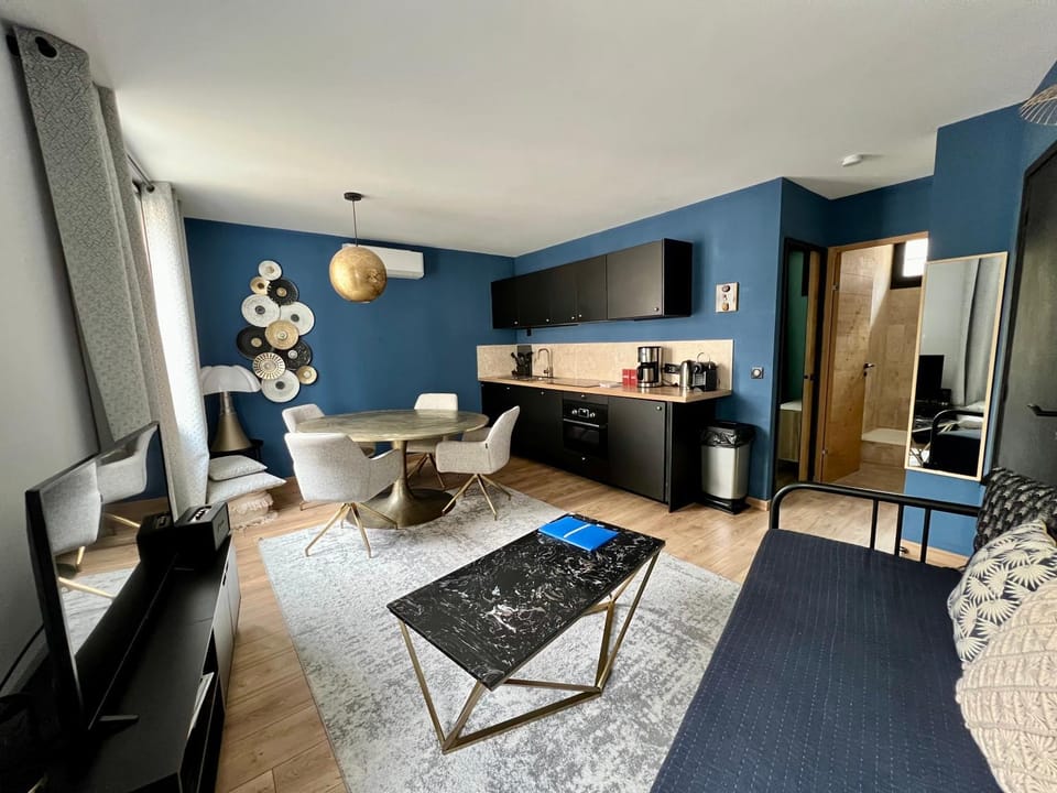 TV and multimedia, Kitchen or kitchenette, Living room, Seating area, Dining area, oven