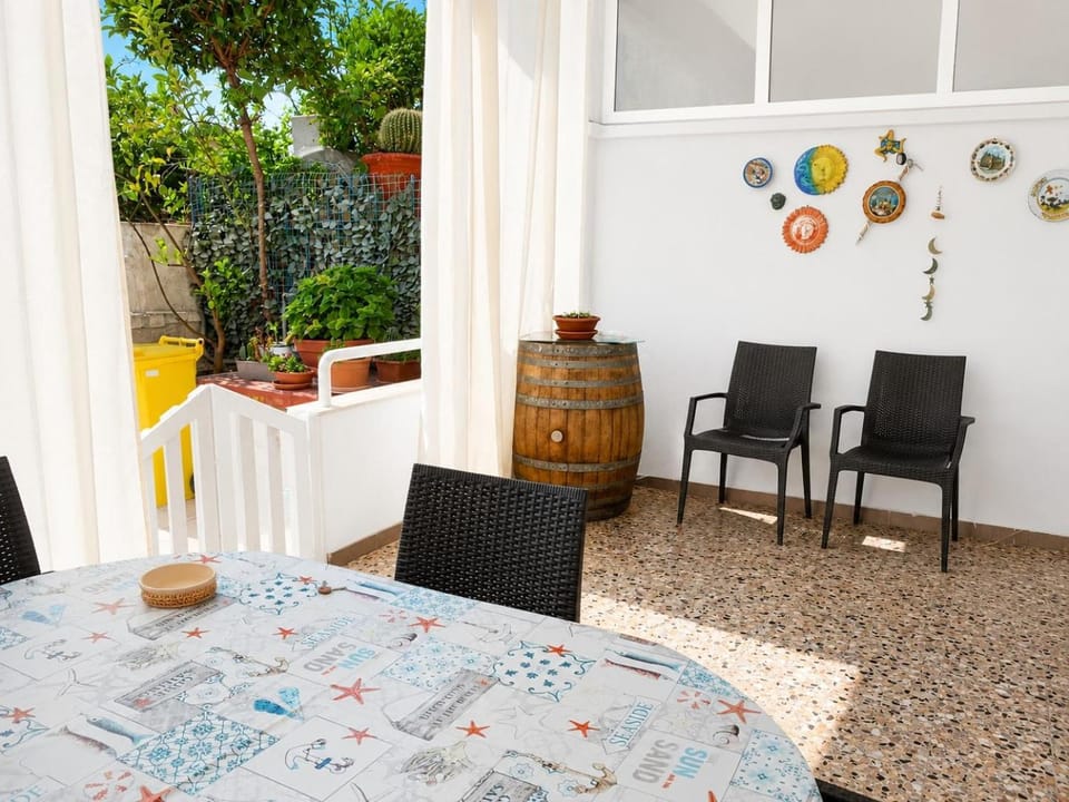 Patio, Dining area