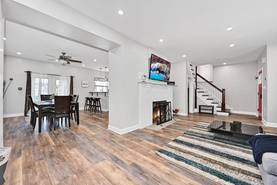 TV and multimedia, Living room, Seating area, Dining area