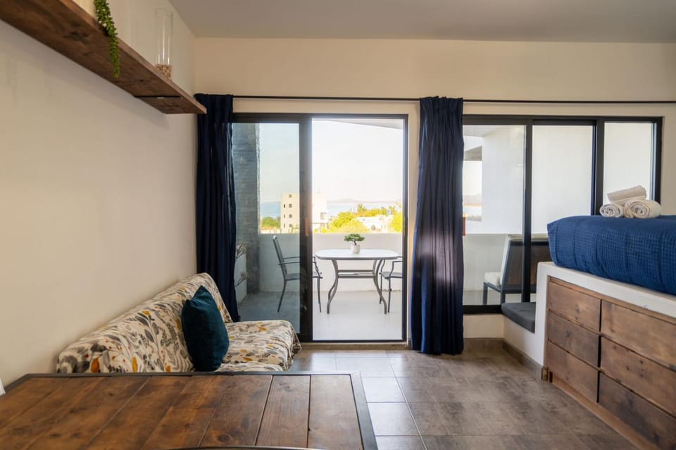 Casa Arrecife - Dorado Suite, Fast Wifi & Balcony! Beach is steps away! Hotel in Baja California Sur