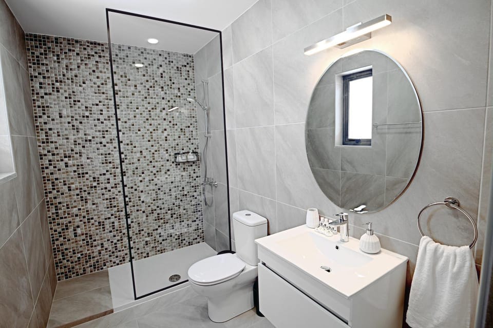 Shower, Toilet, Bathroom, towels