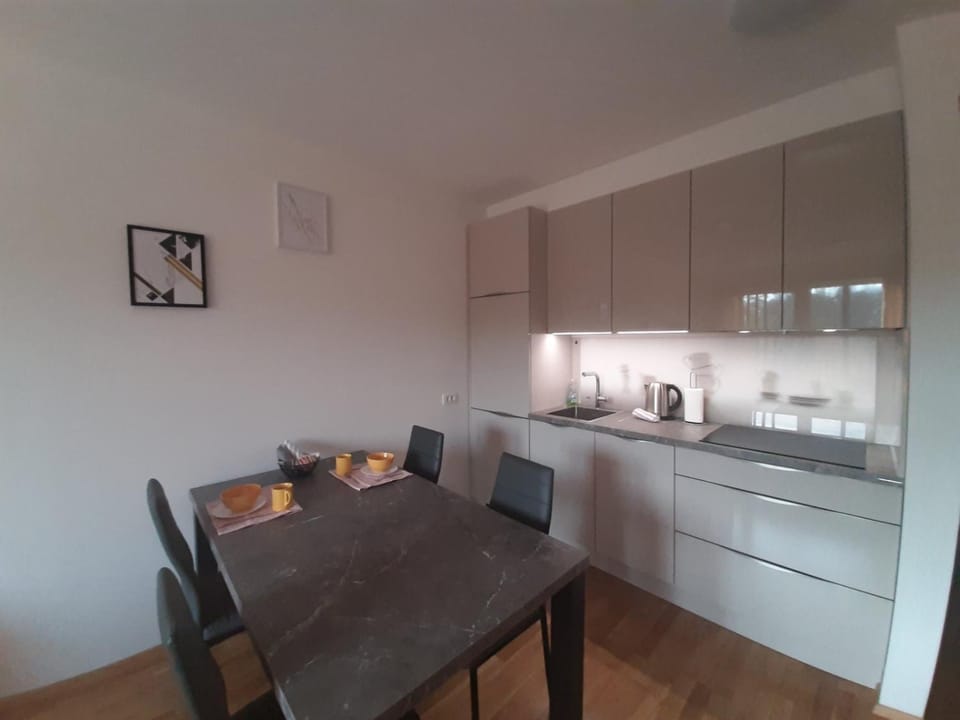 Dining area, kitchen