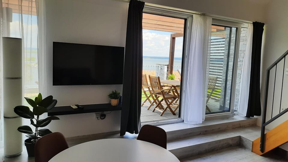 TV and multimedia, View (from property/room), Living room, Lake view