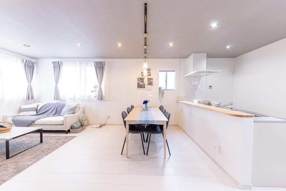 Kitchen or kitchenette, Living room, Seating area, Dining area