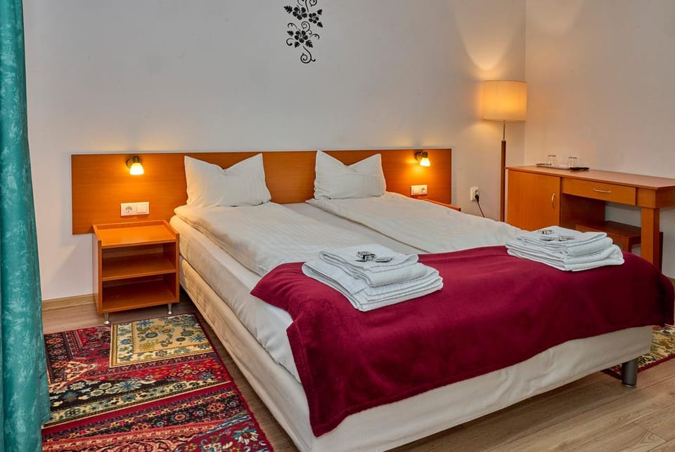 Bed, Bedroom, towels