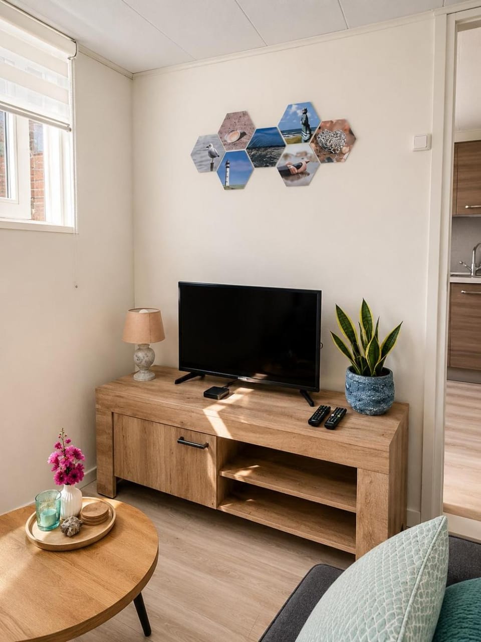 TV and multimedia, Living room, Seating area, Family