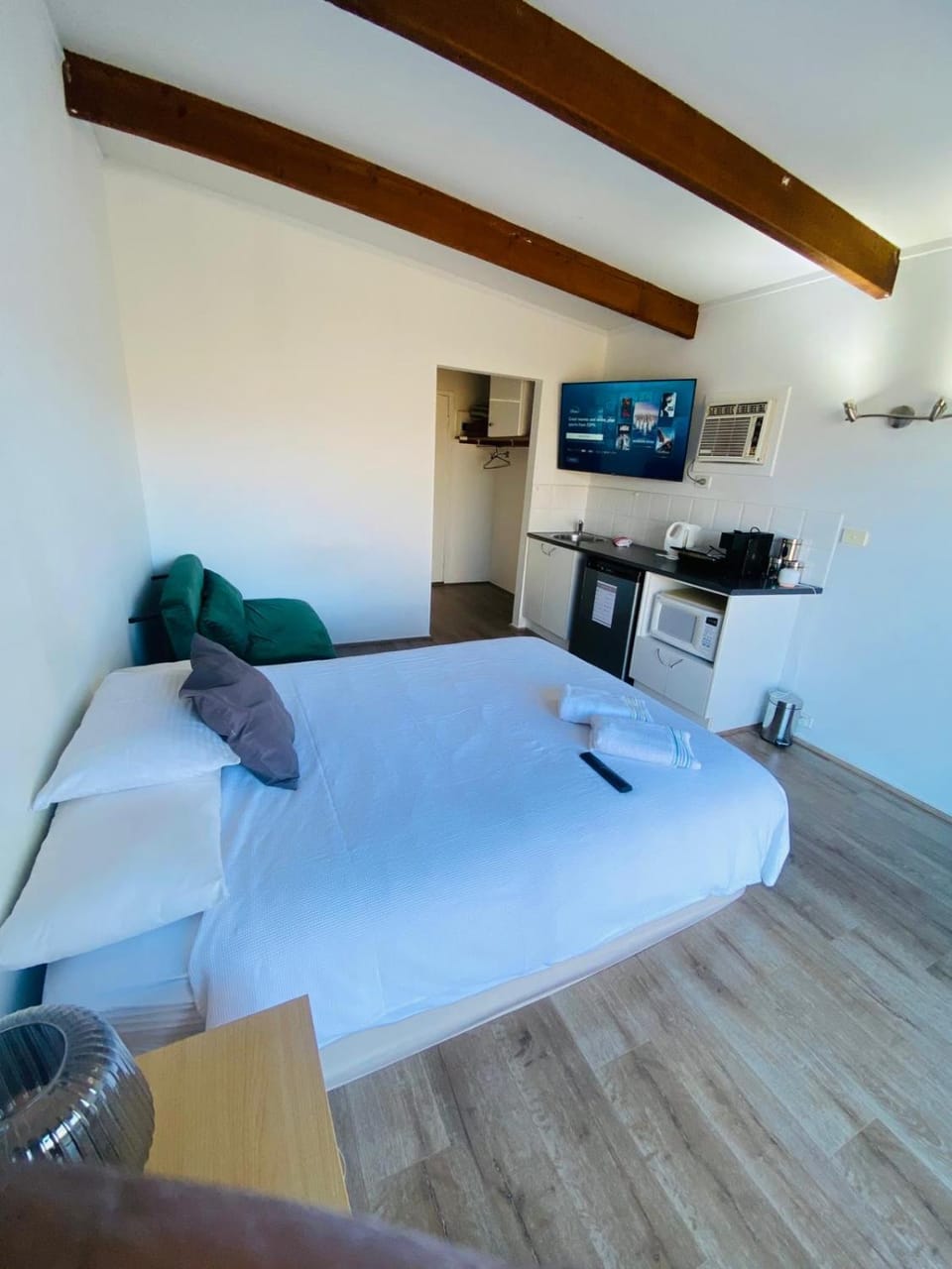 Netflix Studio #5 │ King+Bunks │ Pool & Bus Buller Apartment in Merrijig