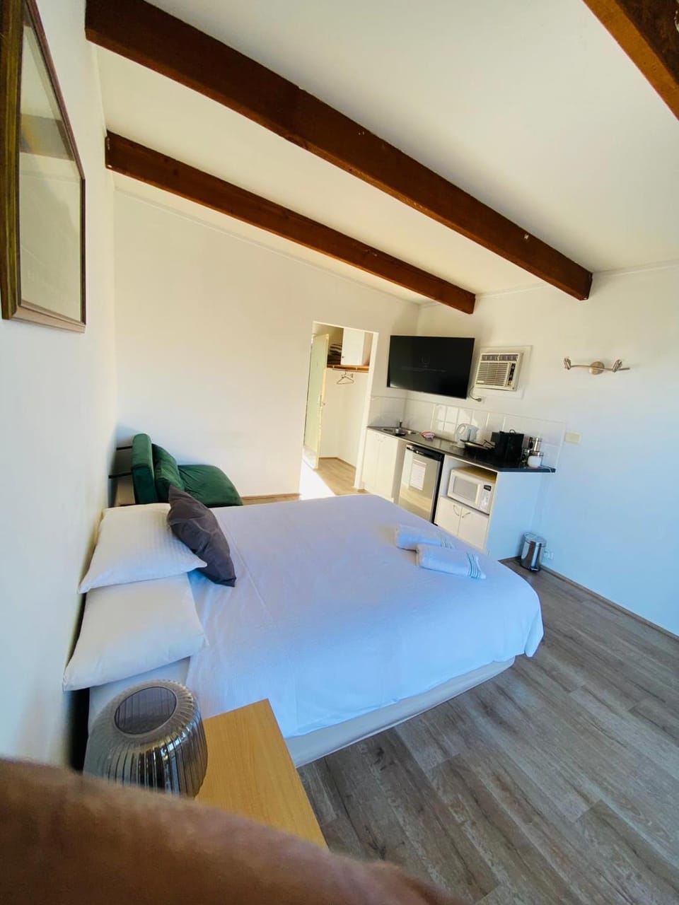 Netflix Studio #5 │ King+Bunks │ Pool & Bus Buller Apartment in Merrijig