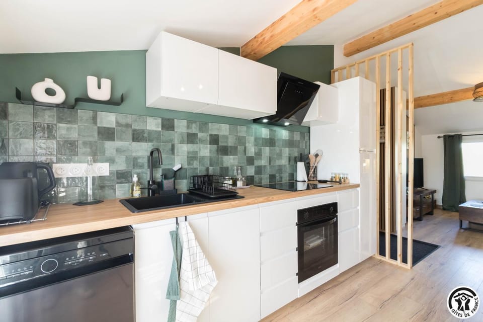 Coffee/tea facilities, dishwasher, stove, toaster