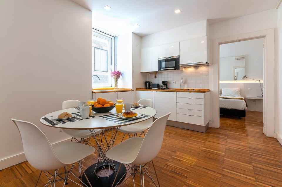 Kitchen or kitchenette, Dining area