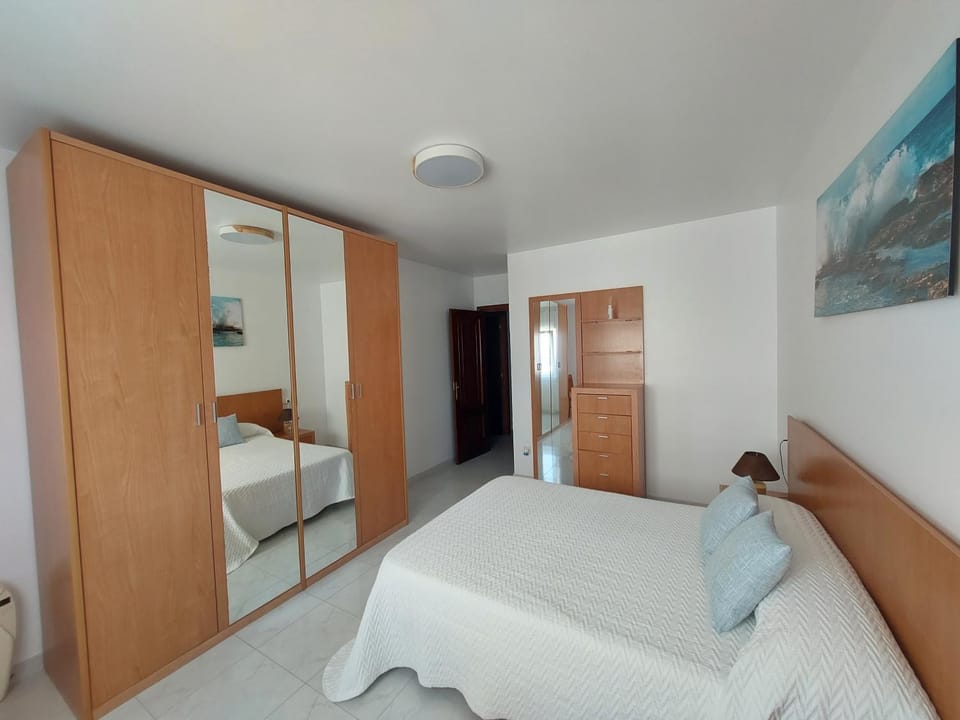 Photo of the whole room, Bedroom, wardrobe