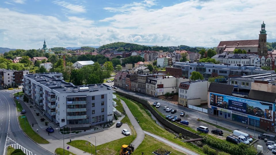 Bird's eye view, Location