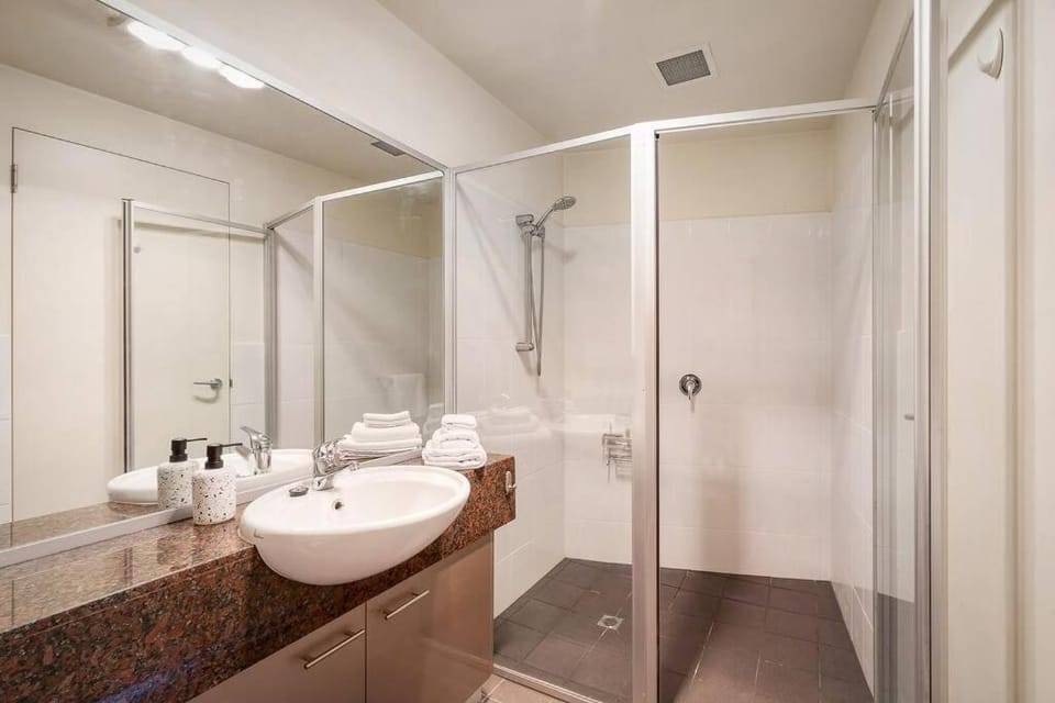 Sub Penthouse Luxe suit, CBD, secure parking, Apartment in Hobart