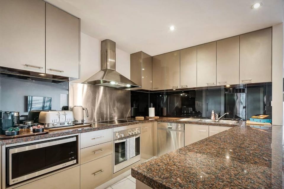 Sub Penthouse Luxe suit, CBD, secure parking, Apartment in Hobart