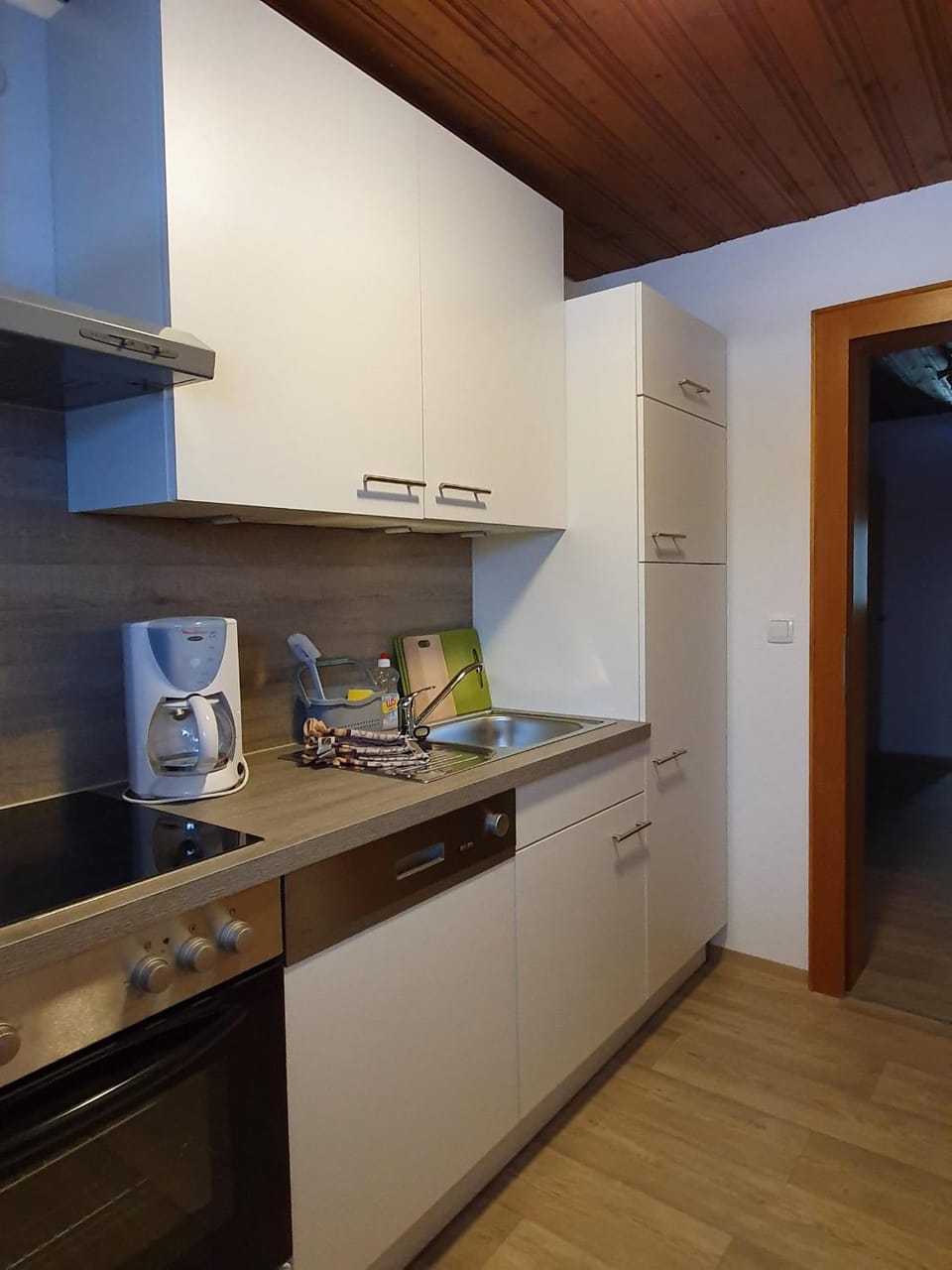 Coffee/tea facilities, Kitchen or kitchenette, dishwasher, oven, stove