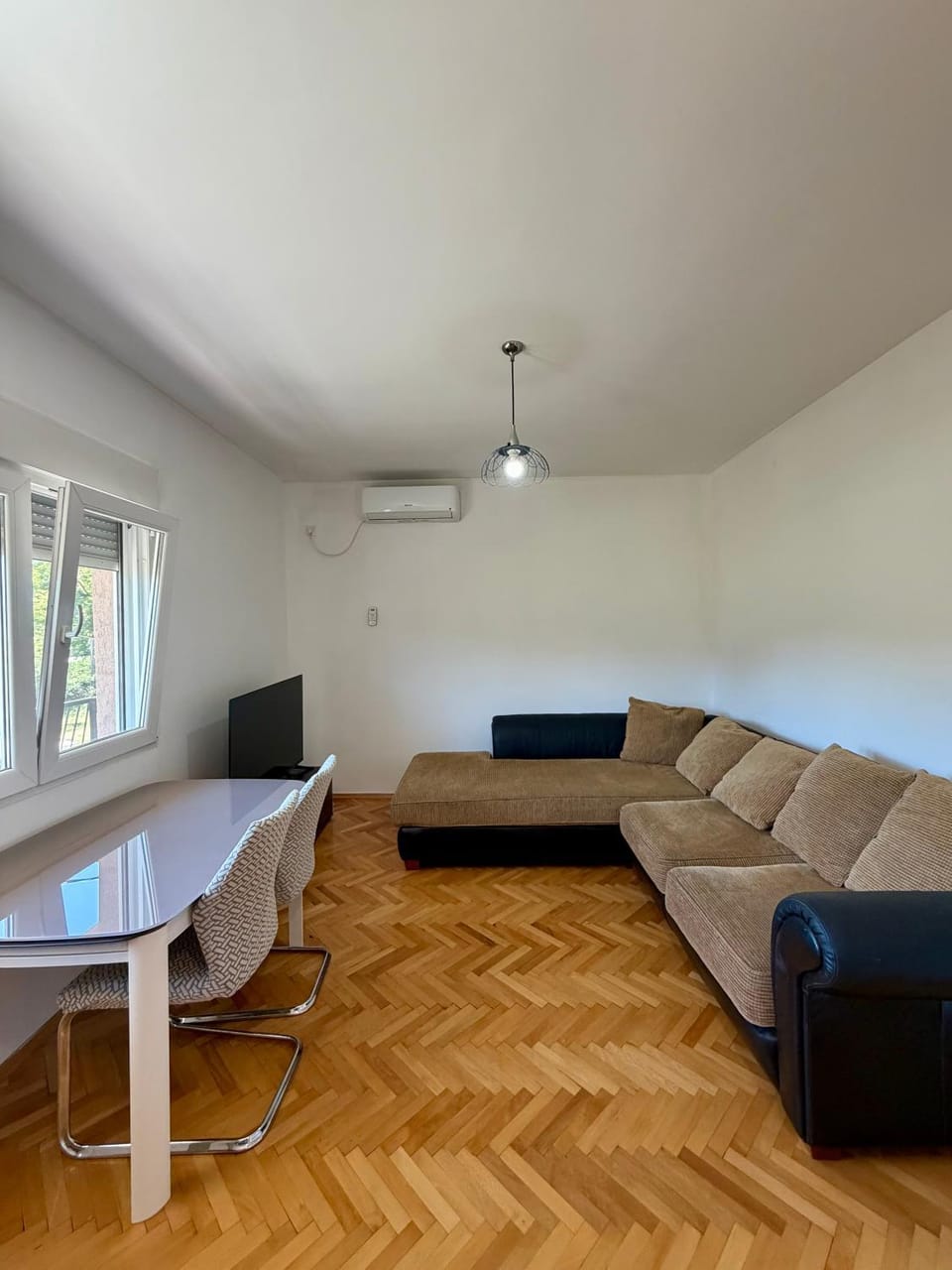 Living room, Seating area, Dining area, air conditioner