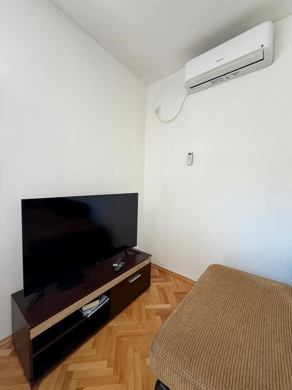 Communal lounge/ TV room, TV and multimedia, Living room, air conditioner