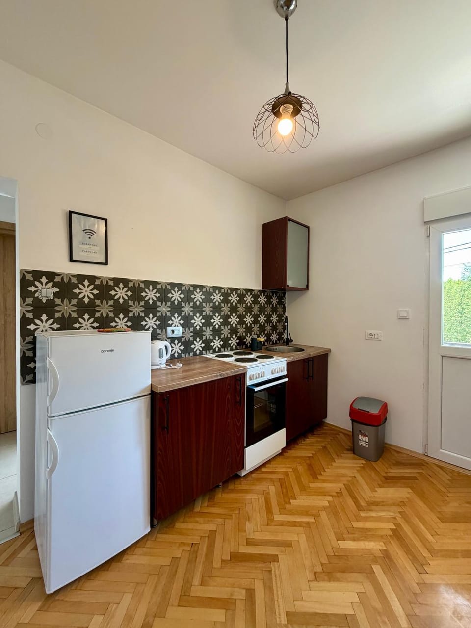 Kitchen or kitchenette, minibar, oven
