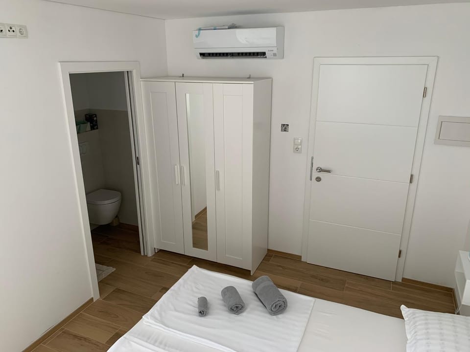 Bed, Photo of the whole room, wardrobe, air conditioner