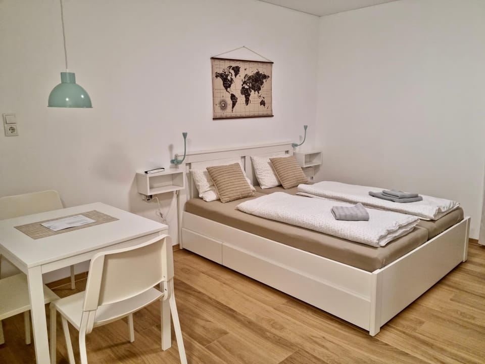 Bed, Seating area