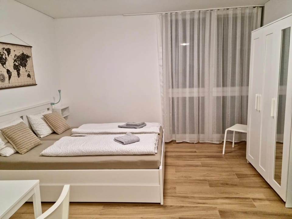 Bed, Photo of the whole room, Seating area, wardrobe