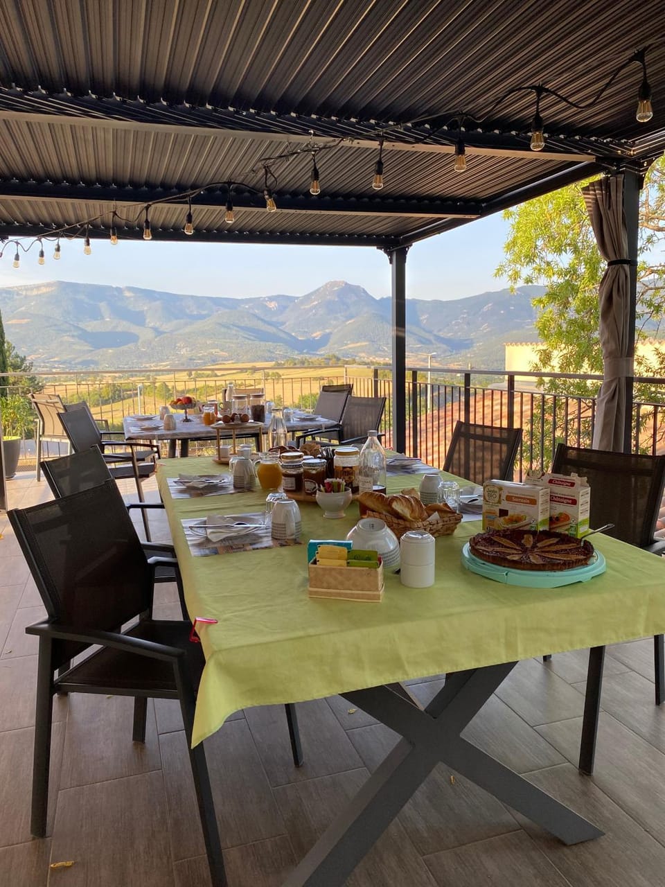 Natural landscape, View (from property/room), Balcony/Terrace, Dining area, Mountain view