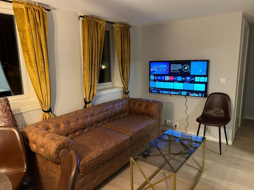 Communal lounge/ TV room, TV and multimedia, Seating area