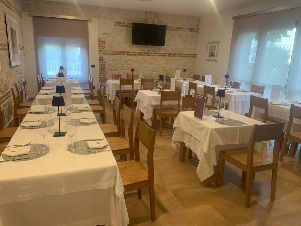 Restaurant/places to eat, Banquet/Function facilities, Dining area