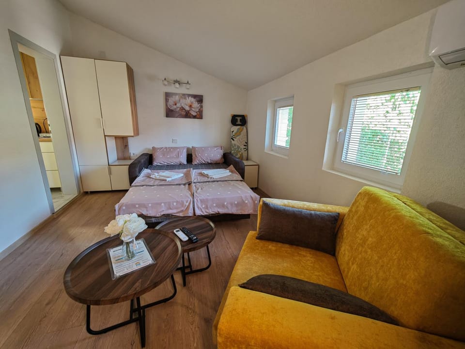 Bed, TV and multimedia, Living room, Photo of the whole room, Seating area, wardrobe