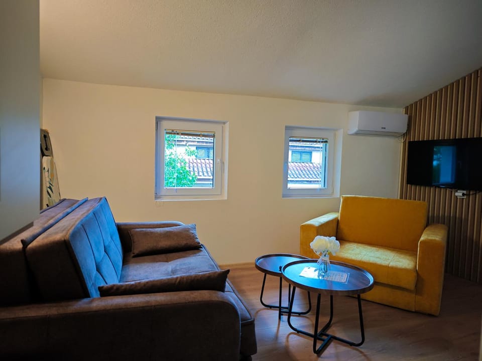 TV and multimedia, Living room, Seating area, Evening entertainment, air conditioner