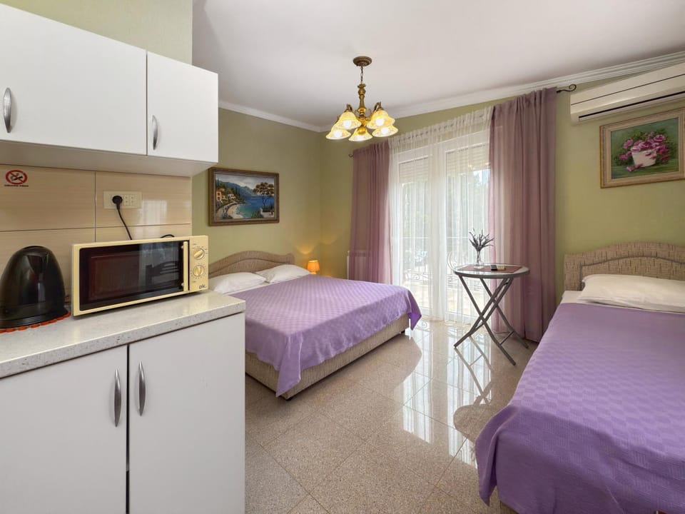 Kitchen or kitchenette, Photo of the whole room