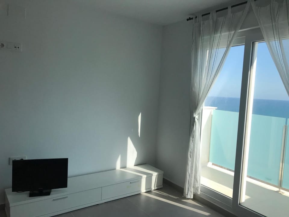 Photo of the whole room, Sea view