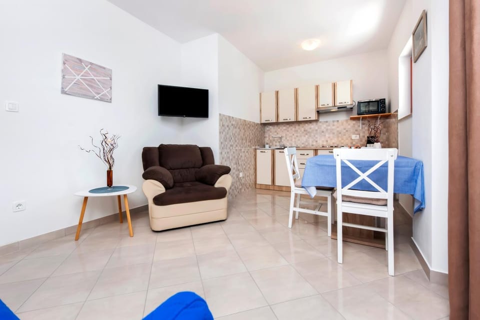Dining area, kitchen