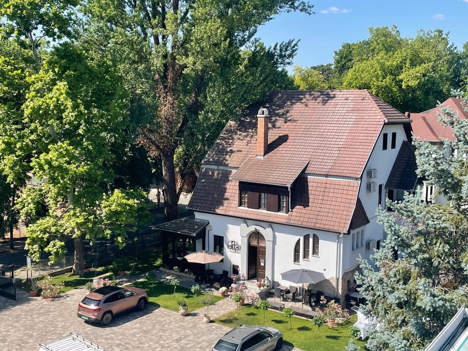 Property building, Location