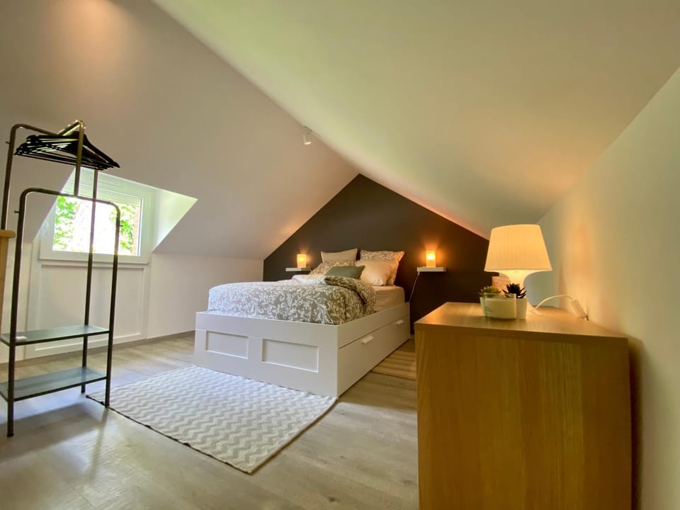 Photo of the whole room, Bedroom